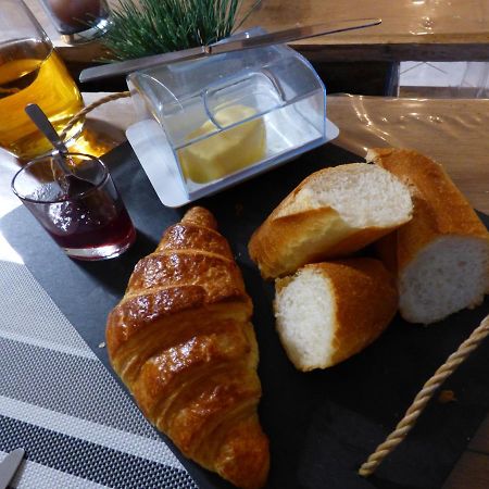 Les Petites Brosses Bed & Breakfast Montbizot Luaran gambar